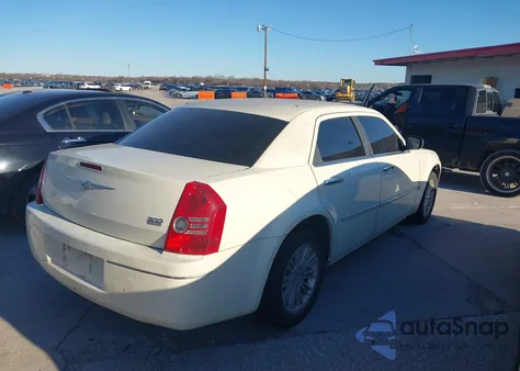 2010 Chrysler 300 Touring z USA, uszkodzony, nr VIN 2C3CA4CD4AH213499